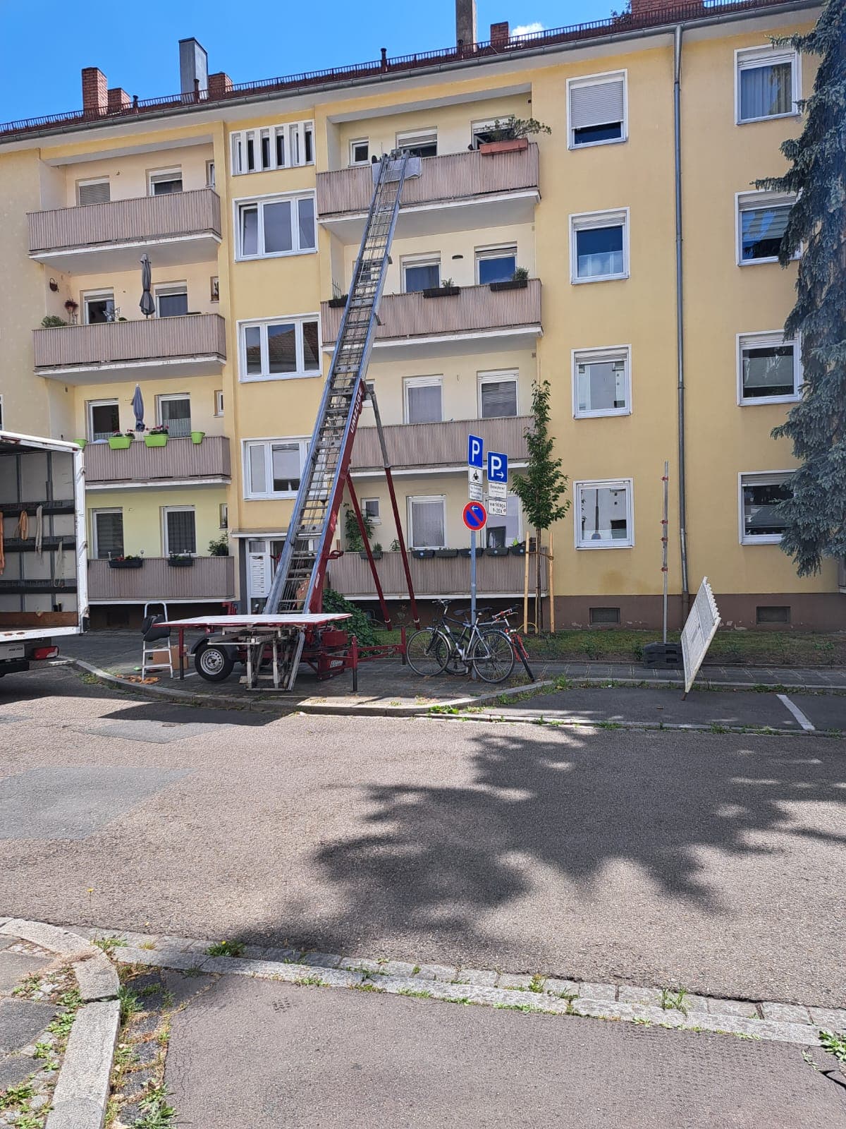 Möbellift im Einsatz an einem Nürnberger Altbau